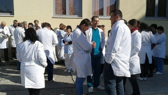Arrestimi i mjekëve në Shkodër, kolegët në protestë: Të rishikohen masat, përshkallëzojmë aksionin