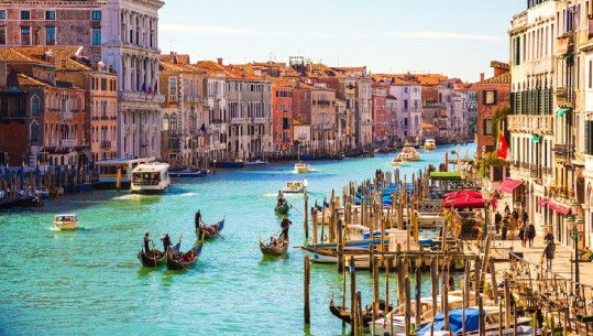 Itali/ Venecia “ndalon” turistët të ulen në tokë, gjobiten me 500 euro