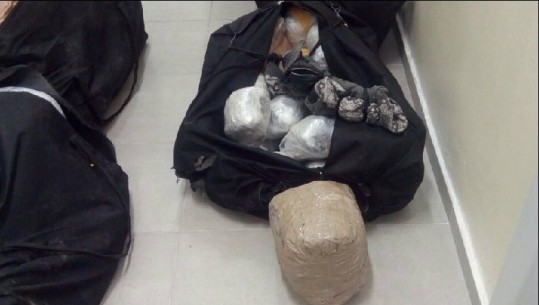 Policia greke kap 46 kg kanabis në kufi, arrestohen dy të rinj shqiptarë (EMRAT)