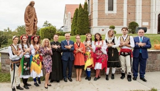 Meta merr pjesë në meshën e kishës 'Zoja e Shkodrës' në SHBA, bën shqiponjën me shqiptarët atje 