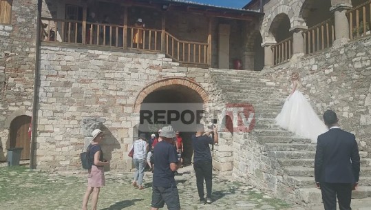 Turistët francezë 'bombardojnë' nusen shqiptare në Fier, i ndërpresin klipin e dasmës (Video)