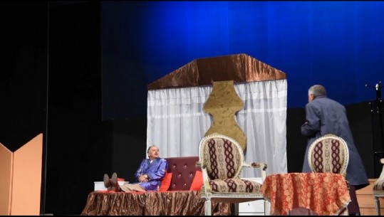 “Një krevat për tre” në Gjirokastër, rikthehen shfaqjet në teatrin Zihni Sako