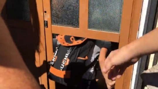 Elbasan, PD i ngre në protestë për shkollën që u mbyll, nxënësit shqyejnë derën (VIDEO)