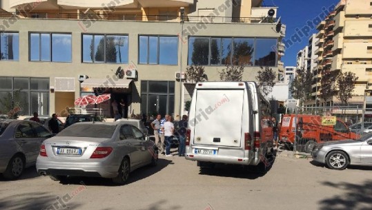 Grabitja e furgonit në Vlorë, një prej autorëve të arrestuar nga Mamurrasi, në kërkim tjetri (VIDEO)