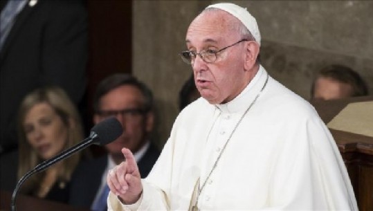Kisha Katolike, Papa Françesku: Skandalet seksuale po largojnë njerëzit