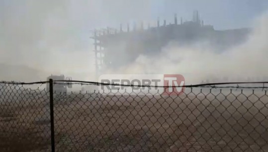 Zjarr në Shëngjin, rrezikohen banesat, flakët përhapen me shpejtësi nga era (VIDEO)