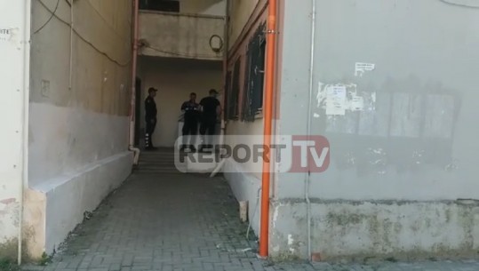 VIDEO/Shenja dhune dhe gjak, gjendet e vdekur e moshuara në Durrës, shoqërohet nipi (EMRI)