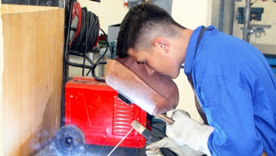 27 të rinj drejt punësimit si metalurgë, AlbChrome financon shkollën e mesme profesionale në Elbasan