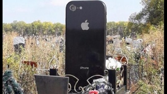 Në varrezat në Ufa të Rusis u shfaq një lapidar gjigant në formën e iPhone-t (Foto)