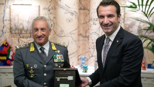Veliaj i jep “Çelësin e Qytetit” Komandantit të Guardia di Finanza, Giorgio Toschi: Tirana një vend i sigurtë (Foto)