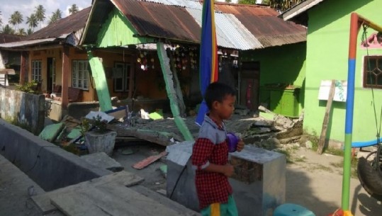 Tërmeti i fuqishëm 7.5 ballë godet Indonezinë, jepet alarmi për tsunam (Foto)