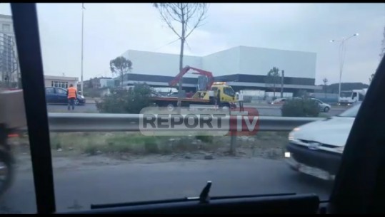 Aksident i trefishtë në autostradën Tiranë-Durrës, makina kthehet përmbys (VIDEO)