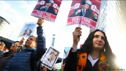 'Diktator, terrorist', 'duhet të shkojë në Hagë', Erdogan pritet me protesta në Gjermani