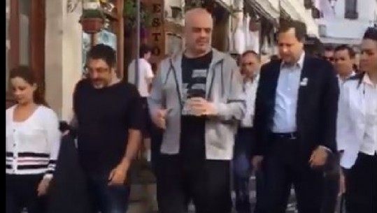 Rama në Gjirokastër, e shoqëron kryebashkiakja e LSI kur ecën në kalldrëm