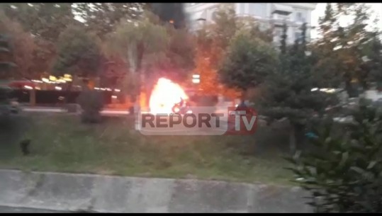 Shkrumbohet nga flakët një automjet tip 'Benz' në Tiranë, Report Tv siguron pamjet (VIDEO)