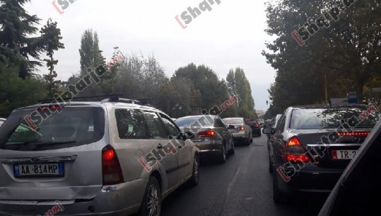 Trafik i rënduar në Tiranë, bllokohen semaforët, policia në kryqëzimet kryesore (VIDEO)