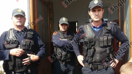 Elbasan/ Nxënësit e Mengëlit sërish thyejnë derën e shkollës, ndërhyn policia (VIDEO)