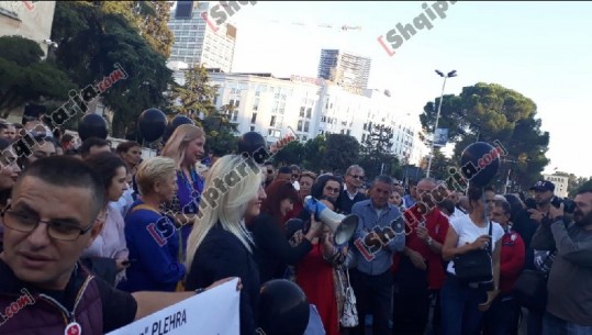 ‘Xhisiela’/ Shoqëria Civile dhe PD protestë para Kryeministrisë: Stop dhunës ndaj grave!(FOTO)