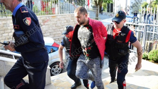 Foto-lajm/ Tuta ‘ushtarake’, bluzë me tigër dhe trëndafila stampuar, Rexhep Rraja përballë drejtësisë