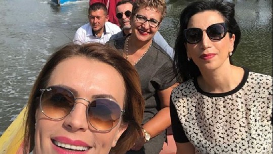 Erion Braçe hipën në varkë gratë socialiste, xhiro në Divjakë, Gjylameti i ‘prin‘ grupit (Foto)