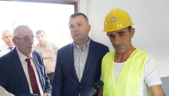 Elbasan/ Një ditë pas protestës në Mengël, Balla merr Sejdinin dhe inspektojnë nisjen e punimeve tek shkolla