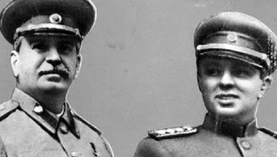 Historiania angleze: Si i bëri aleancat Enver Hoxha me Titon, Stalinin e Mao Ce Dunin, ç’mori në këmbim