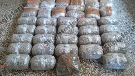 Greqi/ Pranga dy shqiptarëve, kapen me 58 kg drogë në makinë 