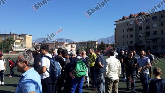 Banorët e Laprakës në protestë për fushën e sportit, Bashkia: S'ka leje për pallat