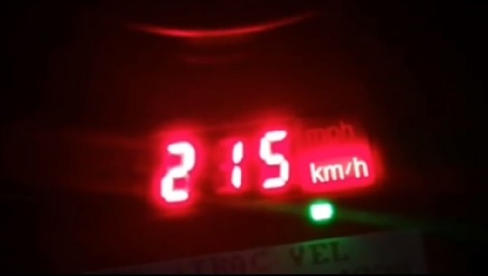 Po ‘fluturonte’ me 215 km/ h në Tiranë, policia- shoferëve: Shpejtësia u ndanë jetën në dysh (VIDEO)