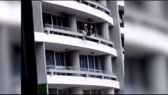 Video shokuese/ Po bënte selfie, mamaja e dy fëmijëve bie nga kati i 27