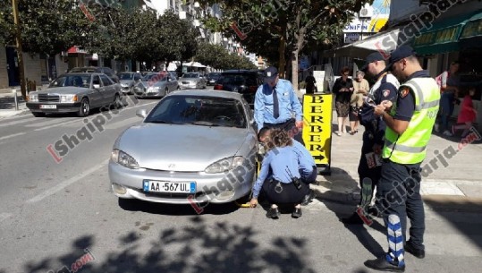 Parkojnë në trotuare dhe stacionet e urbanëve, gjoba dhe bllokues në goma automjeteve në Durrës