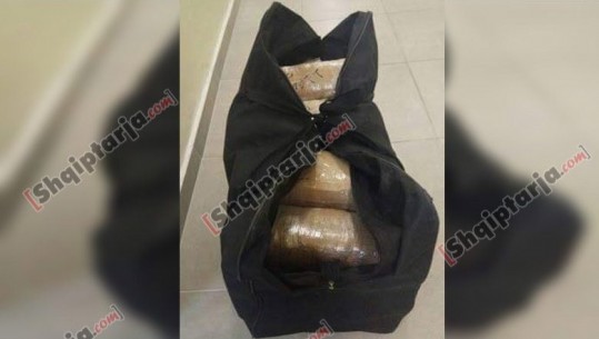Tenton të kalojë kufirin drejt Greqisë me 16 kg kanabis në çantë shpine, arrestohet 19-vjeçari shqiptar (FOTO)