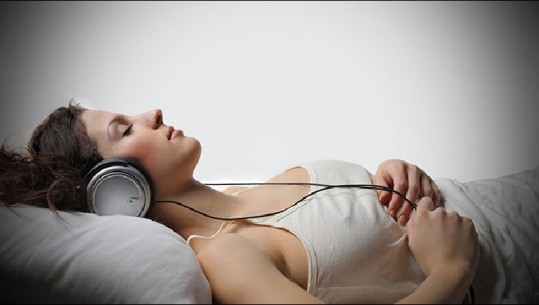 Muzika, ja çfarë parandalon nëse e dëgjoni para gjumit