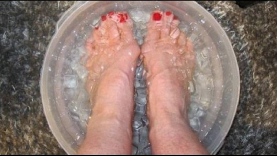 Çdo mbrëmje lani këmbët me ujë të ftohtë, do të habiteni ç’farë do i ndodhë trupit tuaj