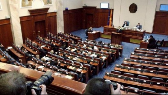 Maqedoni/ Votuan pro emrit të ri, VMRO DPMNE përjashton shtatë deputetët (EMRAT)