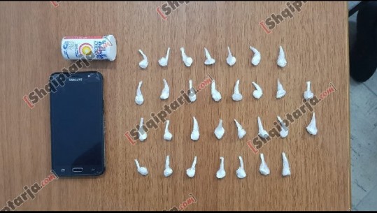Kapet me 30 doza kokainë në banesë, policia arreston 27-vjeçarin nga Vlora 