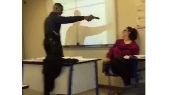Më pistoletën në kokë, nxënësi kërcënon mësuesen: Më hiq mungesën se të vrava (Video)