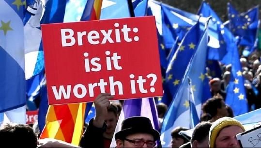 Londër, marshim kundër 'Brexit' pro BE/ Mijëra protestues: Duam referendum te dytë!
