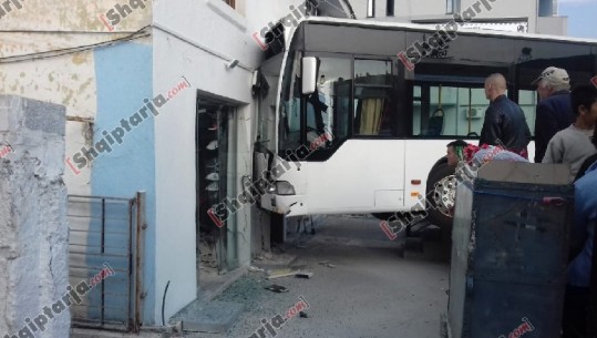 Autobusi i Kamzës del nga rruga, babë e bir në trotuar, plagoset djali (VIDEO-FOTO)