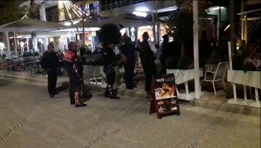 Aksion blic në Vlorë, policia kontrolle në lokale për armë dhe persona me precedentë penal (VIDEO)