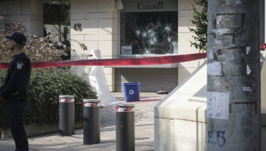 Sulmohet nga 10 persona ambasada kanadeze në Athinë, grupi anarkist 'Rubikon' merr përsipër autorsinë 