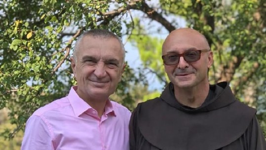 'Zoti i ndihmoftë shqiptarët', Meta ndjek Meshën në kishën e Bizës