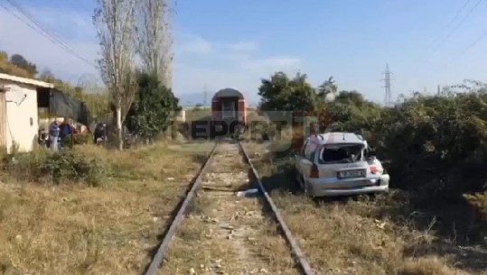 Elbasan, treni i pasagjerëve merr përpara makinën, plagoset shoferi (VIDEO)
