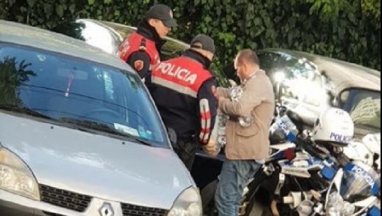 Foto për të mos u humbur, gjesti human i gazetarit të Report Tv, blen mandarina, ujë dhe biskota për policët