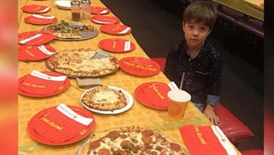 Nuk i shkon askush për ditëlindje, fotoja e vogëlushit të trishtuar bëhet virale