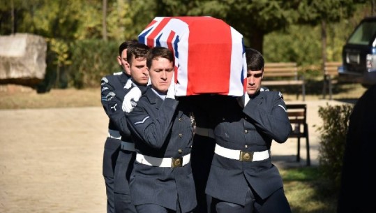 Ranë në Shqipëri gjatë Luftës së Dytë Botërore, zhvillohet ceremonia funerale për 7 aviatorë britanikë