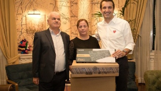 Fitoi 1 milion lekë nga gjyqi me PD, Kryebashkiaku Veliaj dhuron dy kompjutera për nxënësit e shkollës “Isa Boletini”
