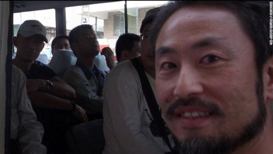 Lirohet gazetari japonez i mbajtur peng nga militantët islamikë