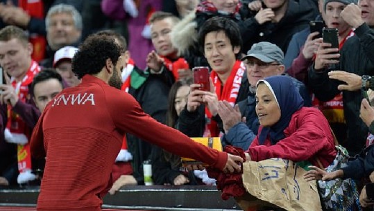 Ishte njeriu i ndeshjes, Salah merr dhuratë misterioze nga një femër në stadium (FOTO)