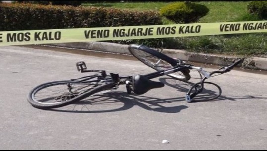 Aksident në Korçë, makina përplas 35-vjeçarin me biçikletë